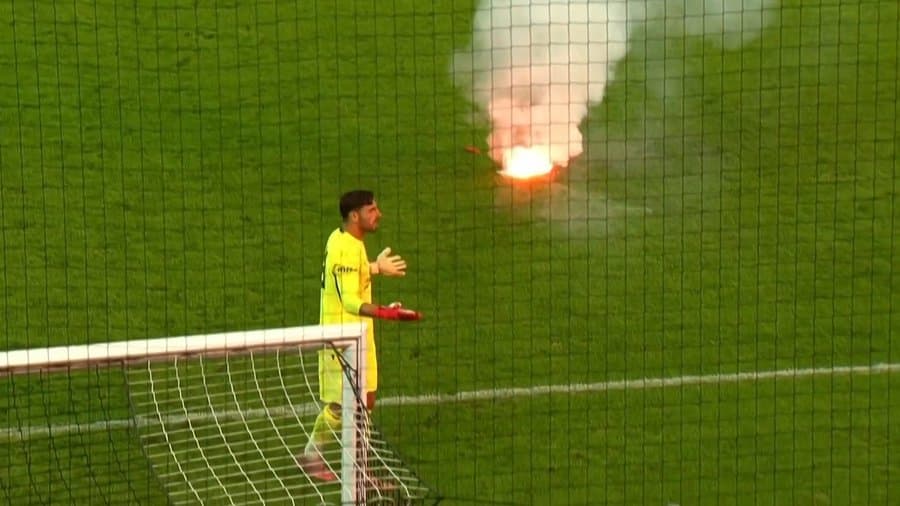 Galatasaray hazırlık maçında Günay Güvenç'e meşale tepkisi!
